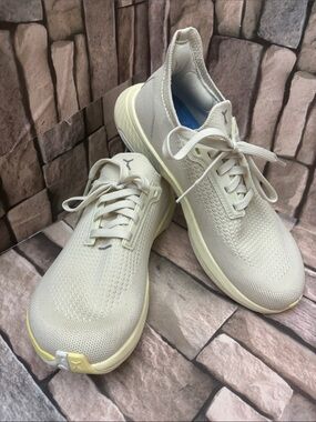 Flux Footwear Adapt Runner sneakers in the 'Horchata' cream/yellow colorway Sz 8